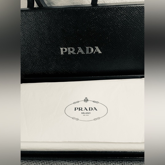 Prada large zip around wallet - Picture 4 of 15